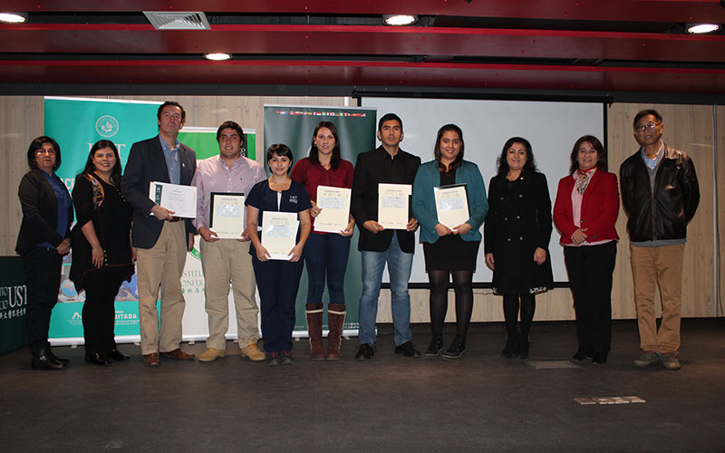 Alumnos recibiendo su certificado de su primer curso de chino mandarín aprobado.