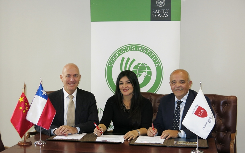 Roberto Lafontaine, Lilian Espinoza y Carlos Ramírez durante la firma del convenio.