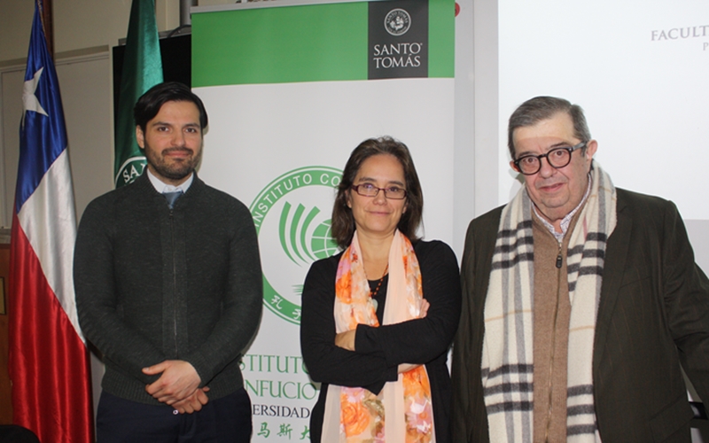 Claudia Labarca durante su conferencia en la UST Santiago