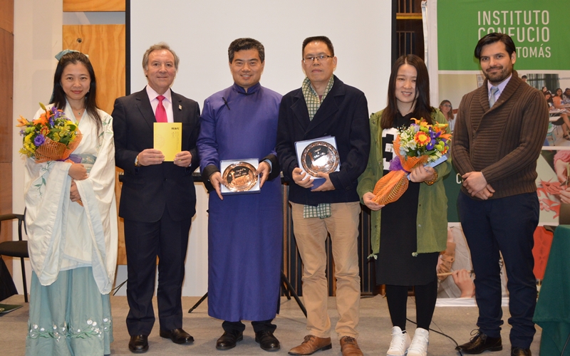 Los poetas Zhou Sese y Li Cheng’en luego de su presentación en Chillán.