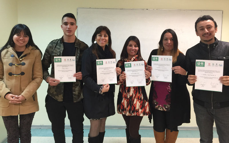 Cinco alumnos certificados junto a profesora.