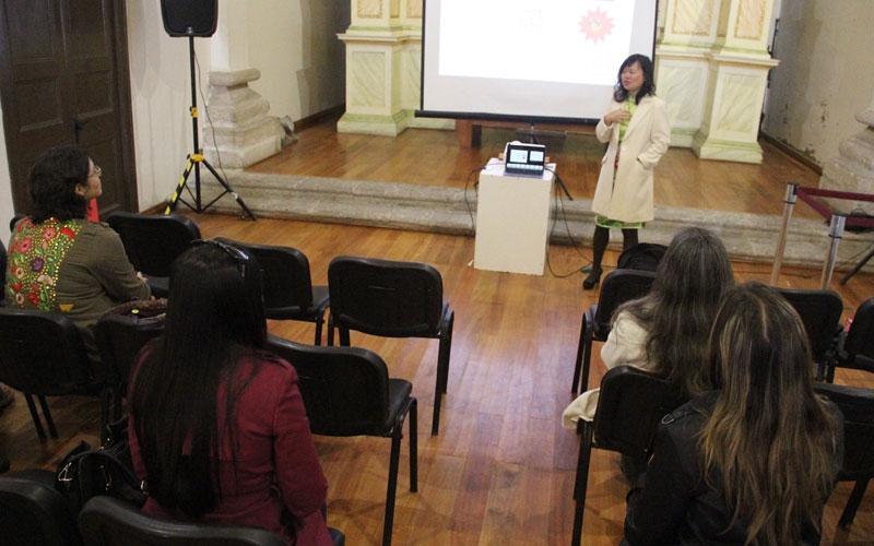 Conferencista dando la charla.