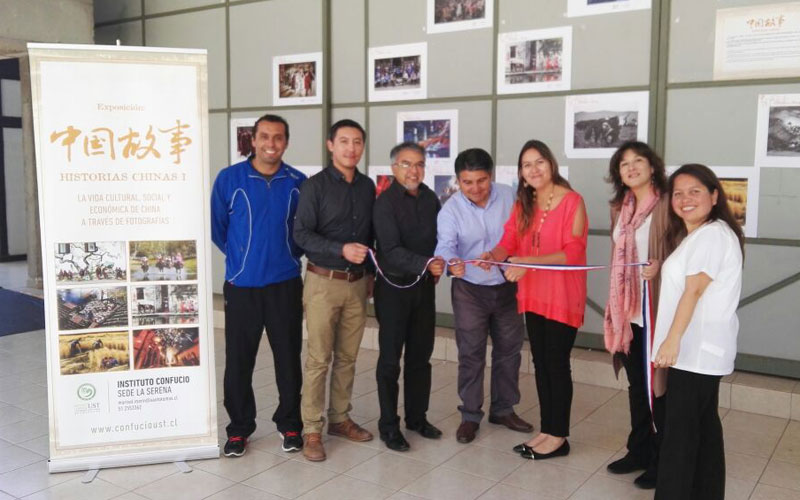 Participantes de inauguración de exposición.