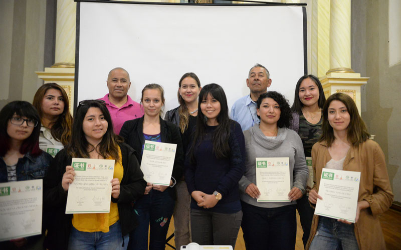 Participantes del curso y sus diplomas.