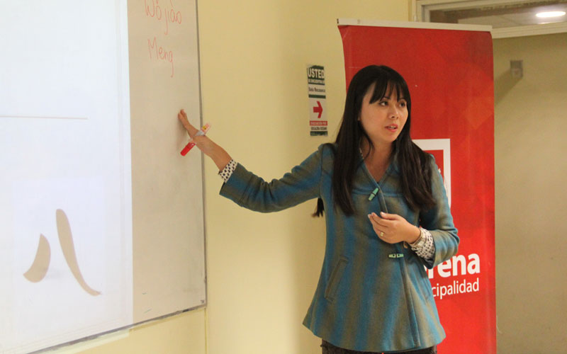 Profesora Meng Hsieh desarrollando una clase.