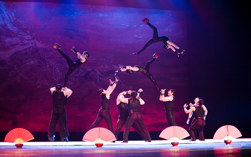 Grupo de acrobacia se presenta en Valparaíso