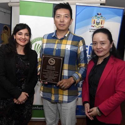 El cineasta Qiao Liang en Viña del Mar junto a las Directoras del IC UST, Lilian Espinoza y Wang Meng.