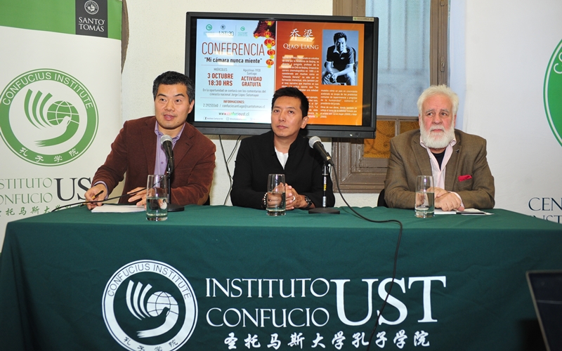 Cineasta Qiao Liang durante su presentación en la sede de Santiago